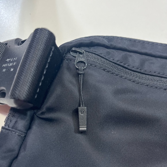 Lululemon Everywhere Black Belt Bag - Picture 7 of 12
